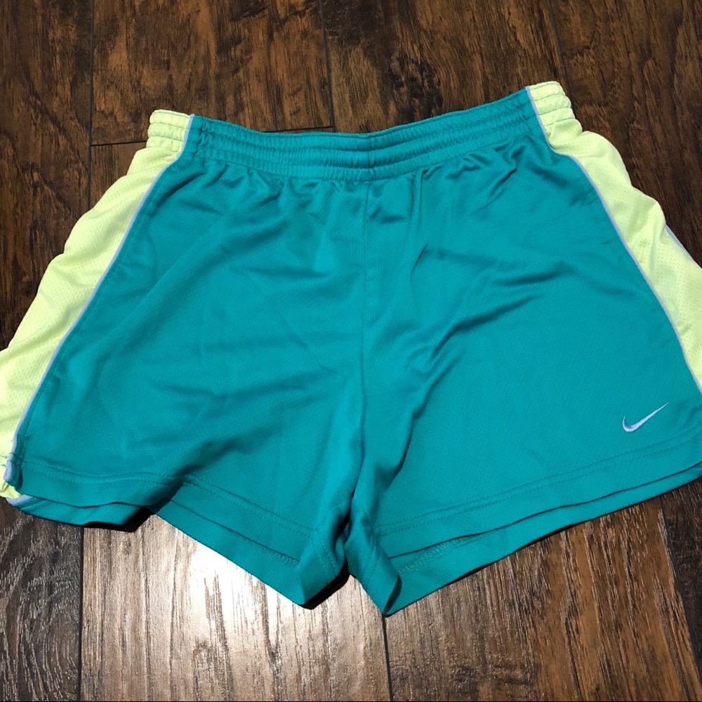 Women’s M Nike shorts